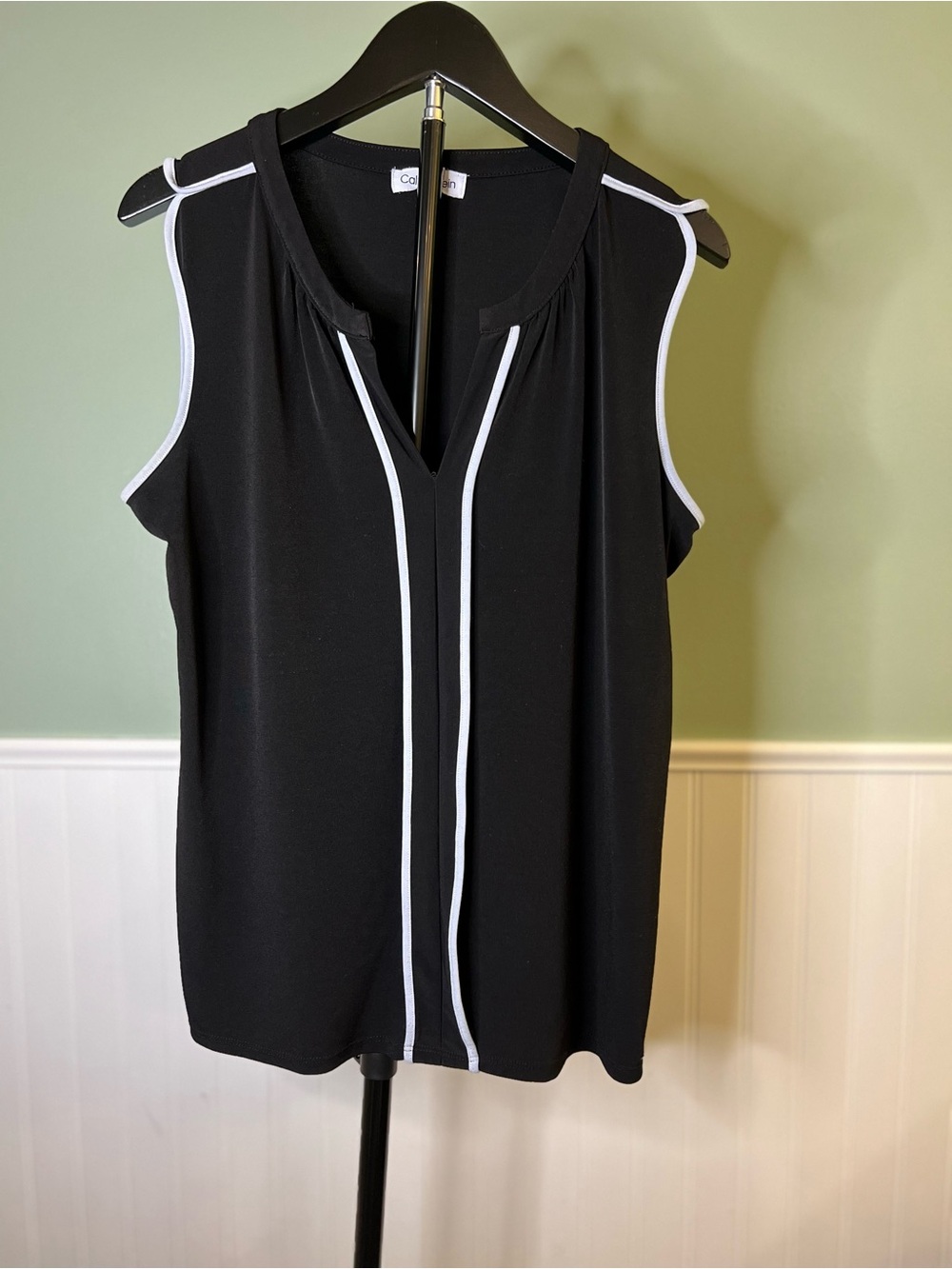 Calvin Klein Black Sleeveless V-Neck Top w/Light Grey Trim. Size M